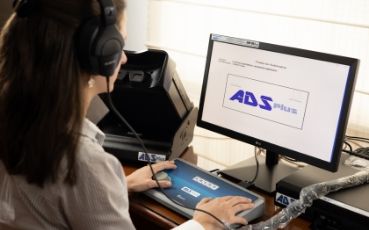 Mujer realizando práctica de equipos psicosensométricos